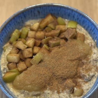 Porridge mit Apfelwürfeln, Apfelmus und Zimt