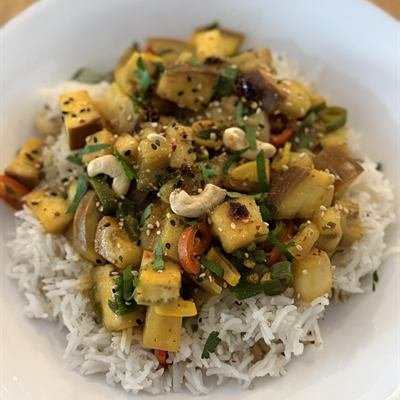 Auberginen-Curry mit Cashewkernen auf Reis