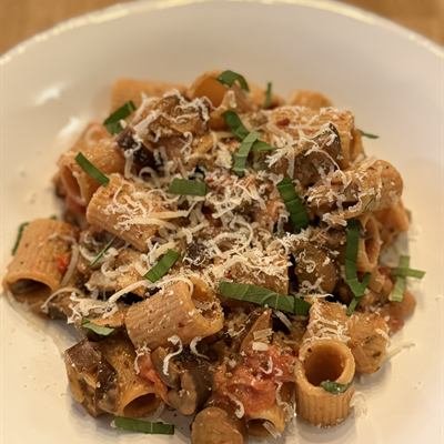 Rigatoni mit Auberginen-Tomatensoße und Parmesan