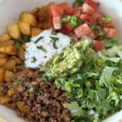 Bowl mit Röstkartoffeln, Soja-Hack, Guacamole, Tomaten und Salat