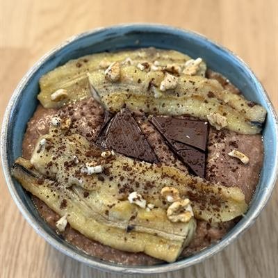 Schoko-Porridge mit karamellisierter Banane, Zartbitterschokolade und Nüssen