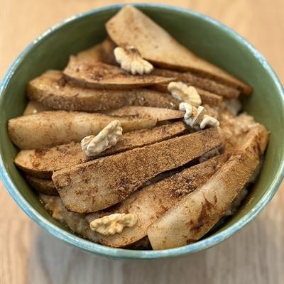Porridge mit gebratenen Birnenspalten, Zimt und Walnüssen