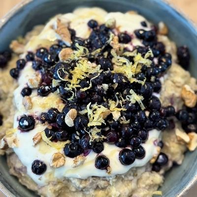 Porridge mit Joghurt, Wildheidelbeeren, Walnüssen und Zitronenabrieb