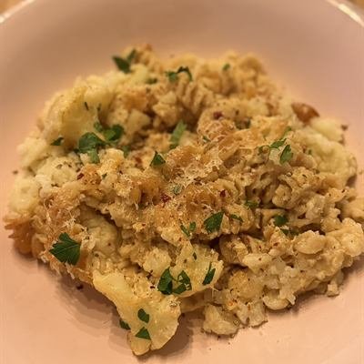 Überbackener Blumenkohl-Nudelauflauf mit Petersilie