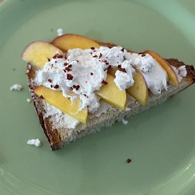 Bauernbrot mit Burrata und Nektarinenscheiben
