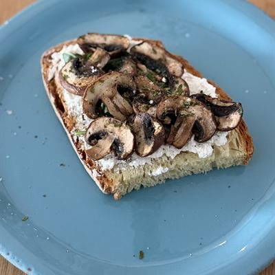 Ciabatta mit Ricotta und gedünsteten Champignons