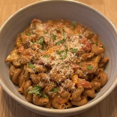 Pasta-Suppe mit Tomaten, Champignons und Parmesan