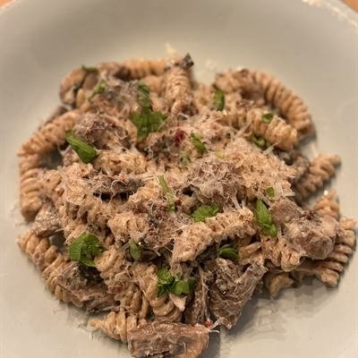 Fusilli mit Champignons in Ricottasoße und Parmesan