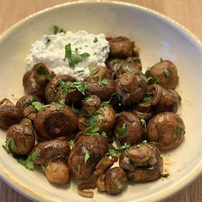 Gebratene Champignons mit Kräuterdip und Petersilie