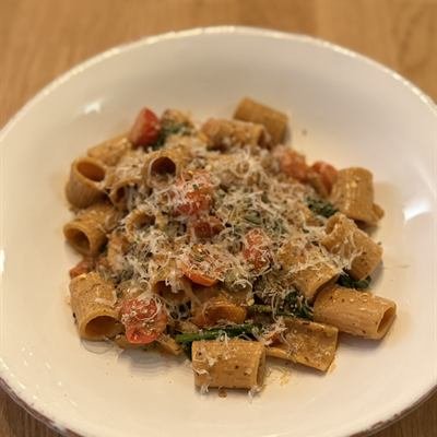 Rigatoni mit Cherrytomaten, Spinat und Parmesan