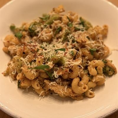 Maccheroni mit Brokkoli in cremiger Soße und Parmesan