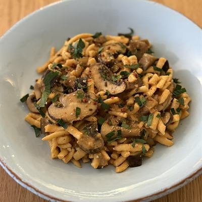 Spätzle mit Champignons, Aubergine und Petersilie