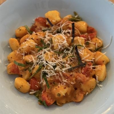 Gnocchi mit Tomaten in cremiger Soße und Parmesan