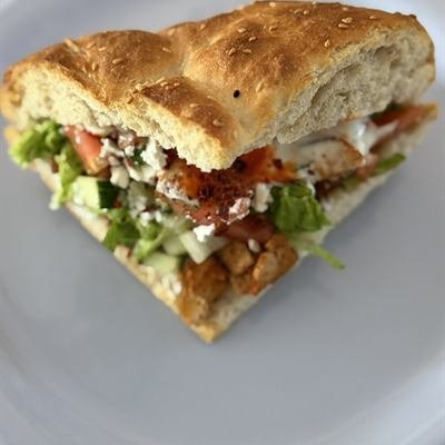Selbstgemachter Döner mit Räuchertofu, Salat und Soße