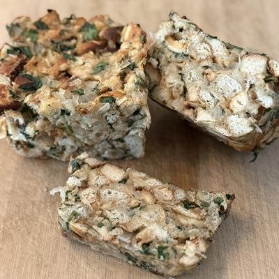 Drei Scheiben Ofenknödel mit Kräutern