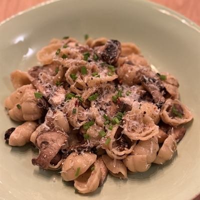 Muschelnudeln mit Champignons und Petersilie