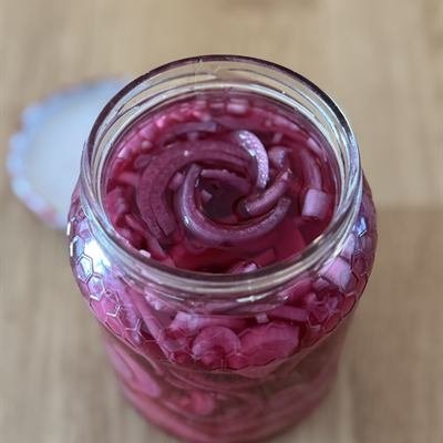 Glas mit eingelegten roten Zwiebeln