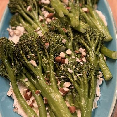 Gebackener Brokkolini mit Nüssen auf Zitronenricotta