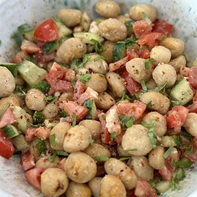 Gnocchi-Salat mit Tomaten, Gurke und Kräutern