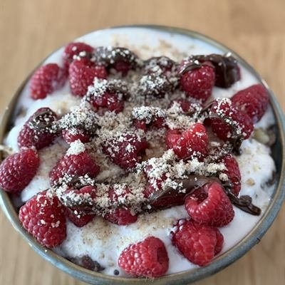 Porridge mit Haselnussjoghurt und frischen Himbeeren