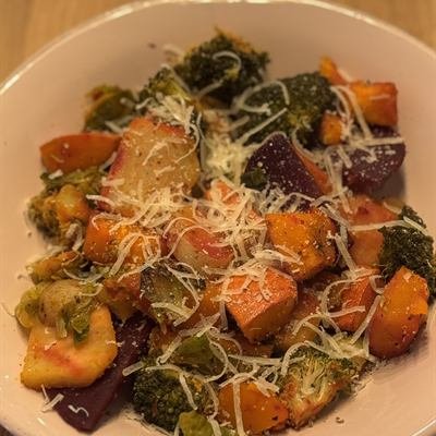 Ofengemüse mit Kürbis, Roter Bete und Brokkoli, bestreut mit Parmesan