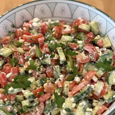 Salat aus Gurke, Paprika und Tomaten mit Hüttenkäse-Dressing