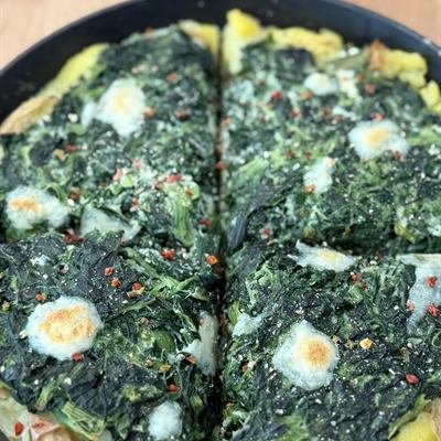 Quiche mit Kartoffeln, Spinat und Ei in der Form