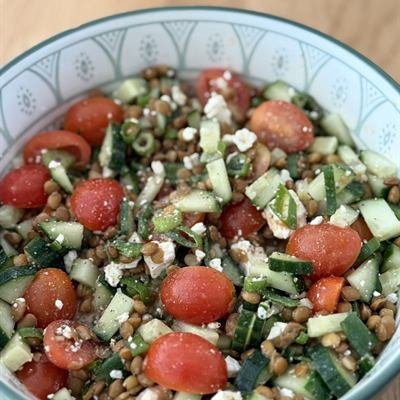Linsensalat mit Cocktailtomaten, Gurke und Feta