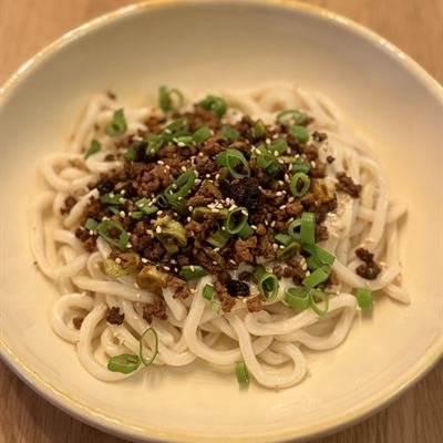 Udon-Nudeln mit Soja-Hack und Frühlingszwiebeln