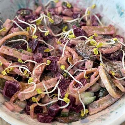 Salat mit Maultaschen, Roter Bete und Sprossen