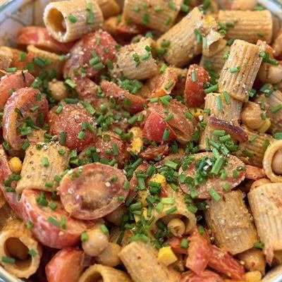 Nudelsalat mit Rigatoni, Tomaten, Mais und Schnittlauch
