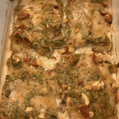 Lachsfilets mit Parmesankruste in einer Auflaufform