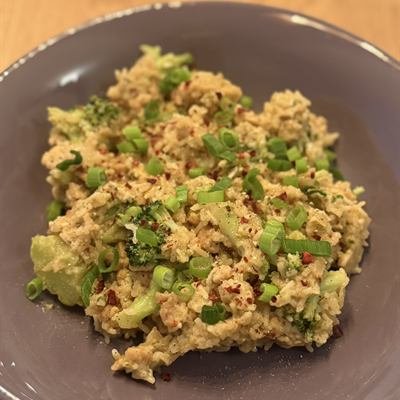 Cremiger Reis mit Brokkoli und Frühlingszwiebeln