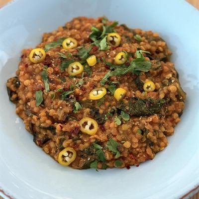 Linsen-Daal mit gelben Chiliringen und Koriander