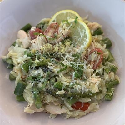 Orzo mit Spargel, Cocktailtomaten und einer Zitronenscheibe
