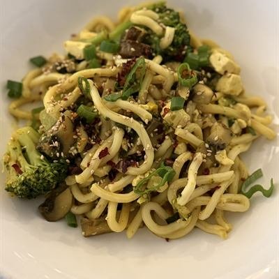 Udon-Nudeln mit Brokkoli, Champignons und Tofu
