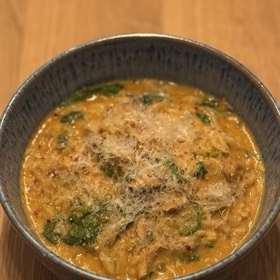Cremige Orzo-Spinat-Suppe mit Parmesan