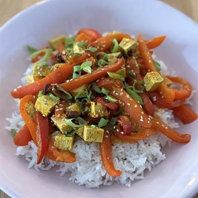 Paprika-Curry mit Tofu auf Reis