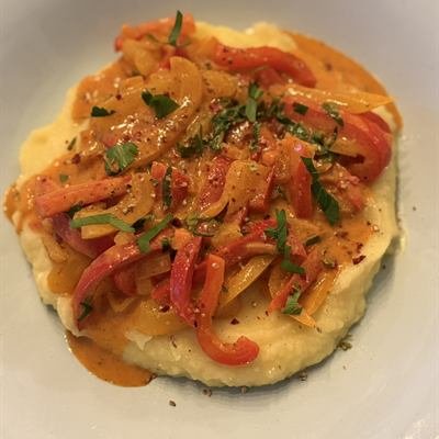 Paprikastreifen in Rahmsoße auf Kartoffelbrei