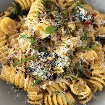 Fusilli mit Zucchini, Chili und Parmesan