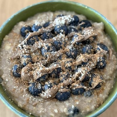 Porridge mit Heidelbeeren, Mandelmus und gemahlenen Mandeln