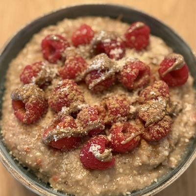 Porridge mit Himbeeren, Mandelmus und Zimt
