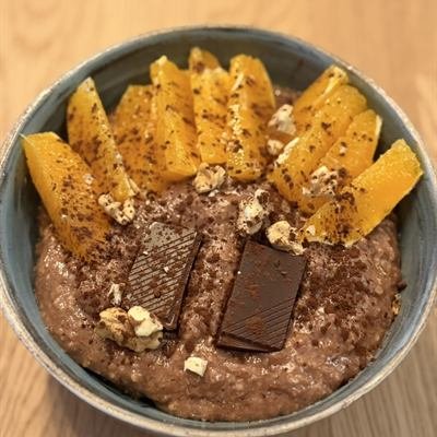 Kakao-Porridge mit Orangenspalten und Zartbitterschokolade