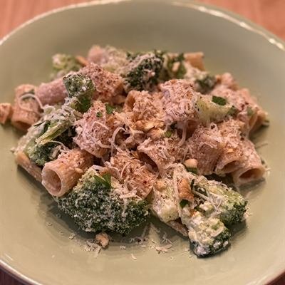 Rigatoni mit Brokkoli in cremiger Alfredo-Soße