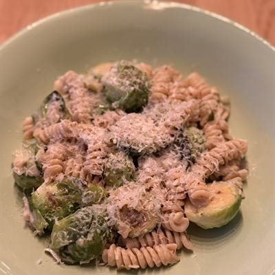 Fusilli mit halbiertem Rosenkohl in Sahnesoße und Parmesan