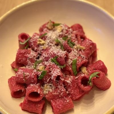 Rigatoni in pinker Rote-Bete-Soße mit Parmesan