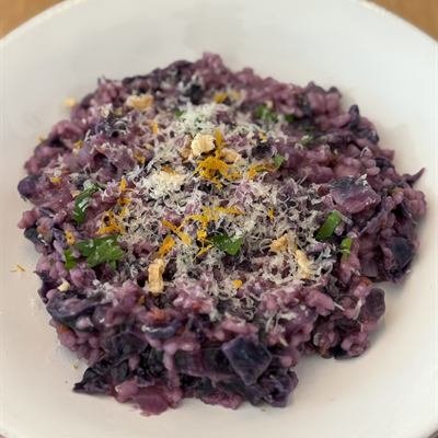 Violettes Rotkraut-Risotto mit Parmesan und Walnüssen
