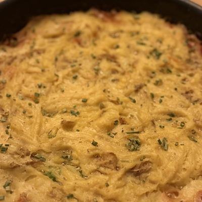 Shepherd's Pie mit goldbrauner Kartoffelhaube in der Pfanne