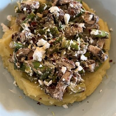 Grüner Spargel und Champignons mit Feta auf Kartoffelbrei