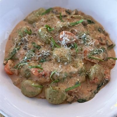 Spinatgnocchi in rosa Tomaten-Sahnesoße mit Basilikum